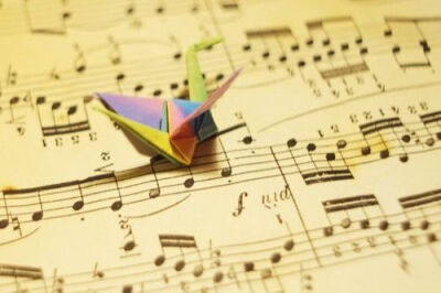 音乐谱上的纸鹤
