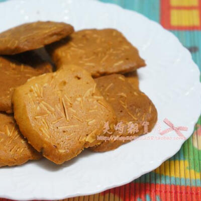  酥松脆香，咖啡回甘的芬芳，配合杏仁的味道。 作为下午茶或朋友聚会的小甜点非常适合哦~~