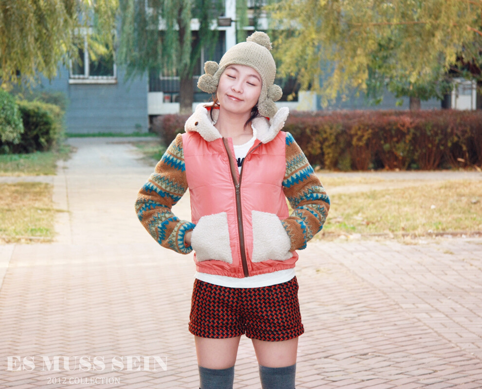 日本森系羽绒服，很特别的款，袖子、口袋、帽子都是绒的，像个泰迪熊~
