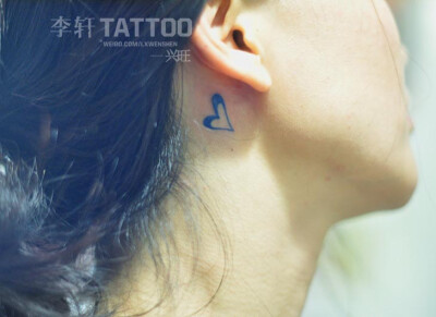 流行的女孩纹身图案 当今，北京纹身中，纹身的流行题材和流行元素逐渐趋于：小巧精致，简洁大方，素雅华贵等方向发展，小图案纹身是时尚人士追逐的焦点，其中饱含了纹身女孩对生活的热爱，此图案是tattoo的风向标。