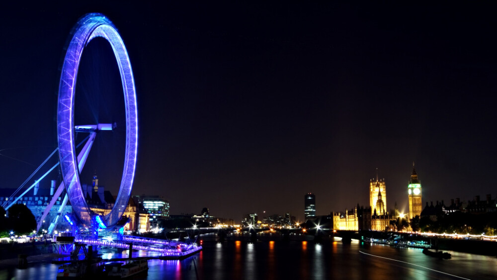 【尽享英伦风彩】伦敦眼，全称英国航空伦敦眼（The British Airways London Eye）又称千禧之轮是世界上首座、也曾经是世界最大的观景摩天轮，它是为迎接千禧年而建，与大本钟隔岸而坐，是现代建筑历史上的奇迹之一 。#智胜全球机遇，赢世界高尔夫之旅#http://t.cn/zlOZJJL