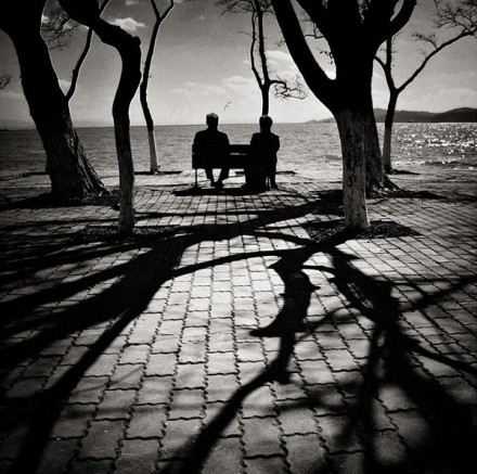 假如人生不曾相遇，我还是那个我，偶尔做做梦，然后，开始日复一日的奔波，淹没在这喧嚣的城市里。 我不会了解，这个世界还有这样的一个你，只有你能让人回味，也只有你会让我心醉。 假如人生不曾相遇，我不会相信，有一种人可以百看不厌，有一种人一认识就觉得温馨！