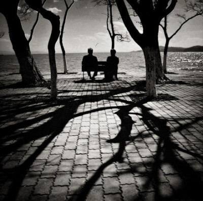 假如人生不曾相遇，我还是那个我，偶尔做做梦，然后，开始日复一日的奔波，淹没在这喧嚣的城市里。 我不会了解，这个世界还有这样的一个你，只有你能让人回味，也只有你会让我心醉。 假如人生不曾相遇，我不会相信，…