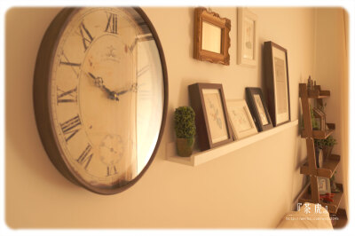客厅的照片墙和时钟 这个钟找了我很久 之前买的2个全让快递打碎了 网购真心累