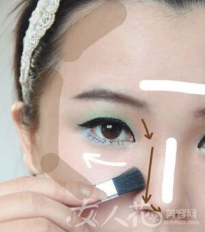 　　Step8：棕色区域是暗影，白色区域是需要提亮的部分，颧骨下方也需要扫一些修容粉，两眼之间加深可增强眼部的深邃感。