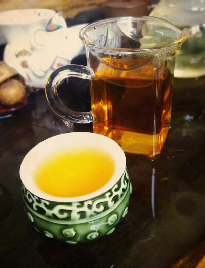 工作室的小茶杯，忙里偷闲一下，泡壶铁观音，偶尔来壶普洱，最近爱上了宜家的“蓝莓味红茶”