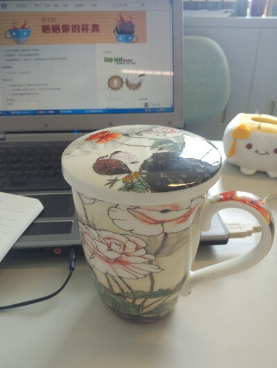 一般在办公室喝水多，喜欢大杯子，而且是有盖子的，可以泡各种花茶~