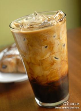 【各种咖啡制作方法】甜蜜冰咖啡—HONEY COLD COFFEE。材质：冰咖啡一份，蜂蜜2-4勺，糖浆，奶油。制作：蜂蜜注入杯底，加糖浆，注入冰咖啡，奶油装饰。出品。