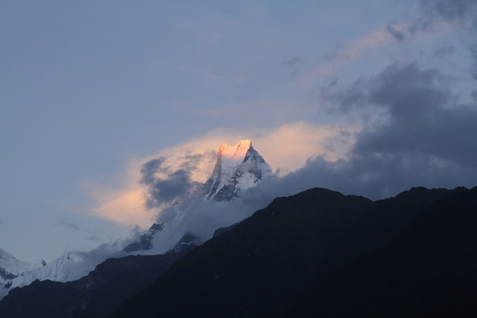 Machhapuchhre 夕阳在Chemurong