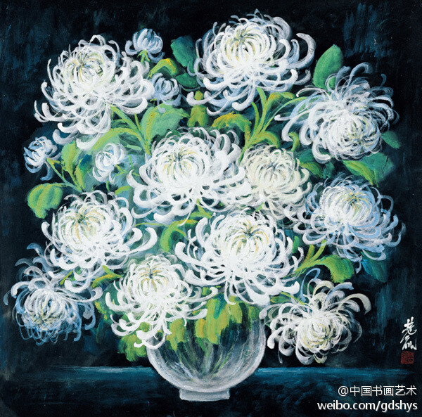 林风眠《瓶花》--- 此幅作于1988年，画家已88岁高龄，然其画笔雄浑有力 ，笔锋豪气干云，一笔笔勾勒出花瓣的芬芳，情感却是充满纯真的稚气，如同民间常见年画般亲切宜人，呈现圆融之美。菊是隐士文人的象征，而瓶中菊则道尽了画家的孤独心声，那如花朵失根的漂泊情境