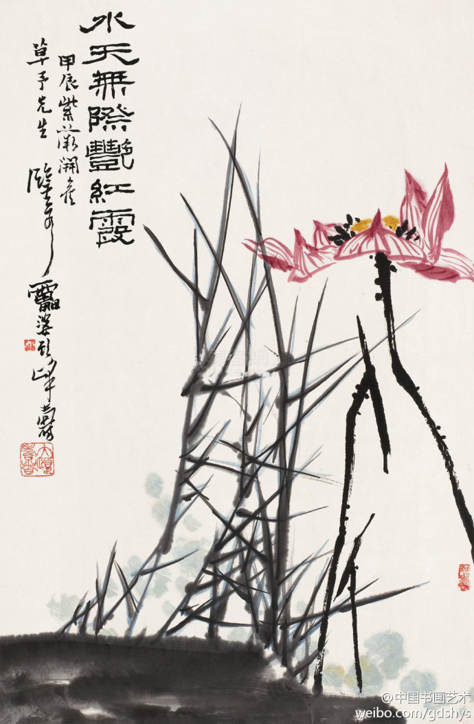 潘天寿 指墨画《水天无际艳红霞》--- 画家以大笔淋漓的浓墨横向扫出荷叶，以淡墨写出亭亭的水草，以浓墨剔出水草叶筋，荷梗则以焦墨拉出，与顶端的红荷、嫩黄的莲蓬和焦墨花蕊间，形成强烈的对比。而伸出画外的荷叶与荷梗，更得画外之境，所谓：“画得不多，空得很多；画内不多，画外很多”