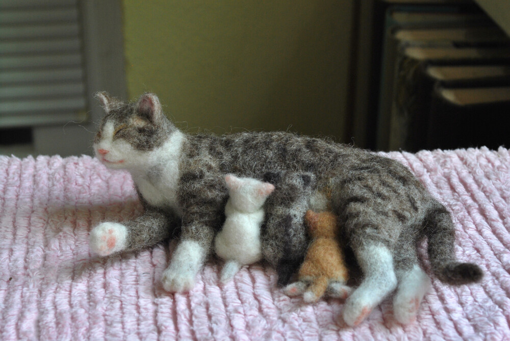 by Helen Rogers-Motherhood（A needle felted cat）矮油，小心脏瞬间化了……