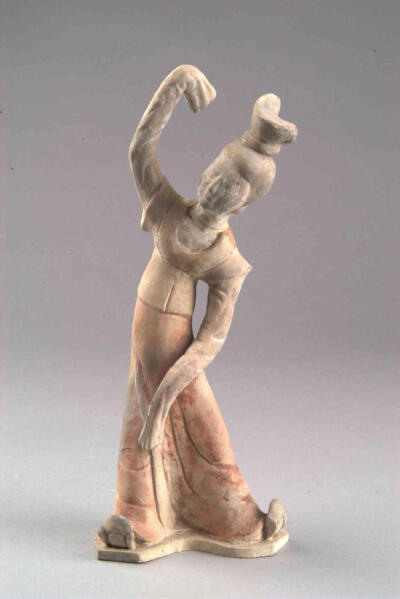 唐彩绘舞蹈女俑。郑州博物馆藏。