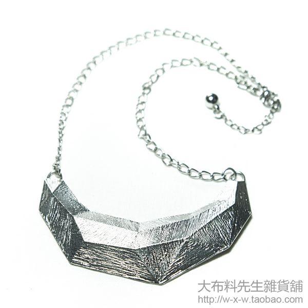立体切割的项链。很适合喜欢复古装扮的潮人。