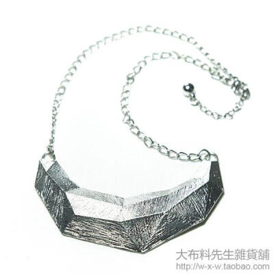 立体切割的项链。很适合喜欢复古装扮的潮人。