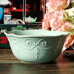 边缘细腻的仿旧复古效果，边缘呈波浪型，表面浮雕珠链组成的项链图案，清新的森女味儿！不仅触感卓越，而且仿旧效果细腻生动，凭添了几分法式乡村情调。温和亲切的重量感，与实木、真皮、棉麻等天然材质搭配有着十足的默契，法式乡村特有的婉约和细致，与乡村家居、简约家居都能有很好的搭配！