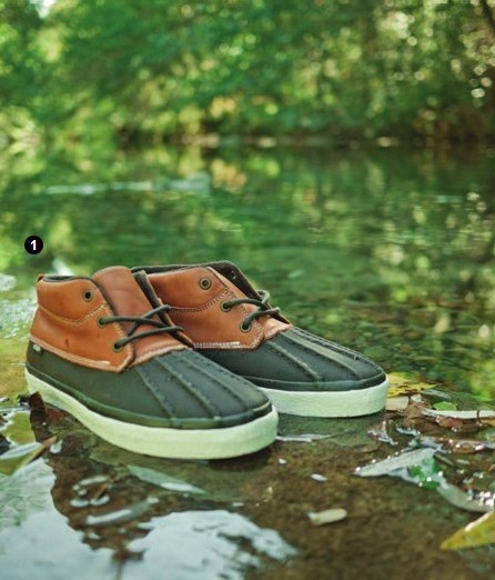 潮流鞋款Vans的最新发表- Vans California Chukka Del Pato CA ，以当红的outdoor元素为设计，将登山靴的概念转化为球鞋的造型现身，包括鞋头的设计就像是Duck Boots般的感觉，另外搭配上大地色系皮革的混搭组合，且于表面搭载了防水涂层，绝是为秋冬特意打造。让整体造型相当抢眼。