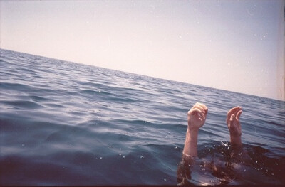 世界是个骗子，欺骗了所以人，让所有的人陪他一起转。