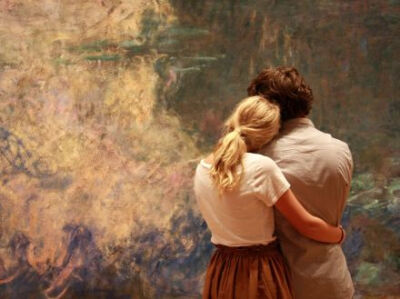 纽约现代艺术博物馆，一对夫妇沉醉于莫奈的《睡莲》。