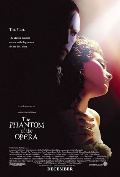 【歌剧魅影 The Phantom of the Opera (2004)】巴黎歌剧院合唱团的新人克莉斯汀（艾米•罗苏姆 Emmy Rossum 饰）最近进步神速，全因剧院内的一间古老房间内每晚都会传出一把优美的男声向她传授歌唱技巧。这个良师益友其实是一个人称“剧院魅影”（杰拉德•巴特勒 Gerard Butler 饰）的人，此人因样貌丑陋，自小便被父母抛弃，戴着面具隐居在剧院的地下室。“剧院魅影”内心其实深爱着克莉斯汀。