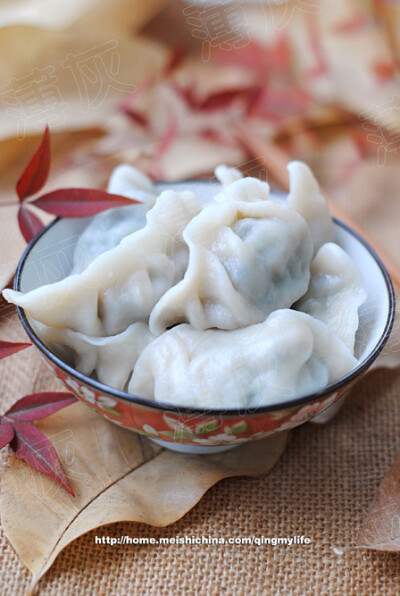 【荠菜鲜肉水饺】我和春天有个约会_荠菜鲜肉水饺_ 周末去菜场转了一番，好不容易在一个摊位上发现了荠菜，而且应该是野生的，因为吃起来确实挺香的。买了一斤荠菜，和不到一斤的猪肉，明显菜有点多了，不过还是…