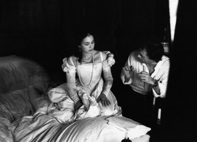 玛戈皇后只穿衬裙也美得一塌糊涂