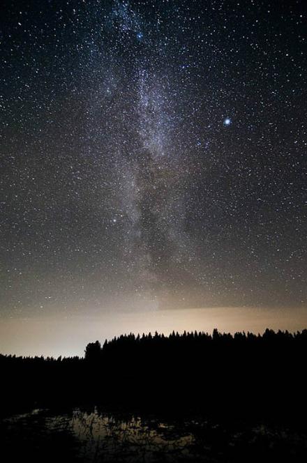 芬兰的自由摄影师Mikko Lagerstedt的一组星空摄影。壮丽又宁谧。