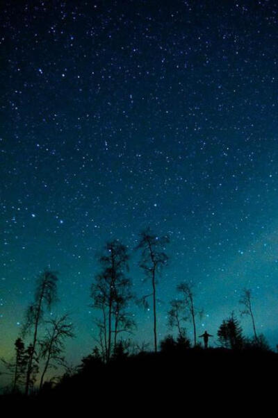 芬兰的自由摄影师Mikko Lagerstedt的一组星空摄影。壮丽又宁谧。