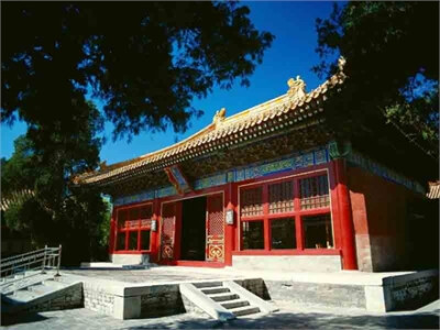 景阳宫为二进院，正门南向，名景阳门，前院正殿即景阳宫，面阔3间，黄琉璃瓦庑殿顶，与东六宫中其它五宫的屋顶形式不同。檐角安放5个走兽，檐下施以斗栱，绘龙、玺彩画。明间开门，次间为玻璃窗。明间室内悬乾隆御题…