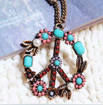 想不想在聚会中成为众人瞩目的焦点，想不想走在路上成为回头率超高的时尚达人，光有精致的妆容，漂亮的衣服是不够滴！选择搭配合适的饰品那才是画龙点睛之笔！