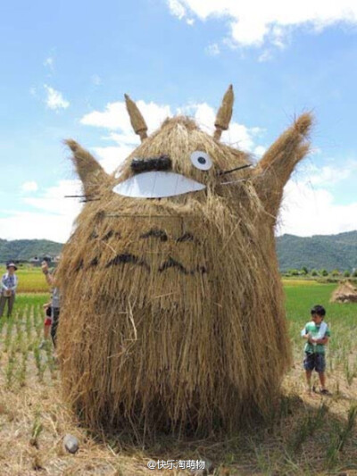 用稻草堆成的龙猫，高手在民间啊