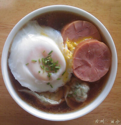 龙泉乌饭，历史上，龙泉市西南一带农民每年农历四月初八前，常有取乌饭槎（俗称乌饭芦）叶汁浸糯米成黑色，蒸熟，拌入糖、香菇末、猪肉末等，用油炒和，四月八日食用，并广赠亲友。据说，每天食乌饭一碗，能强筋骨，…