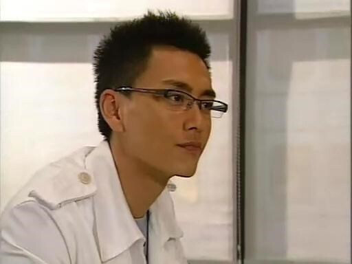 钟子聪——黄宗泽《阿旺新传》 他只是短发,浅色衬衫,白色风衣.