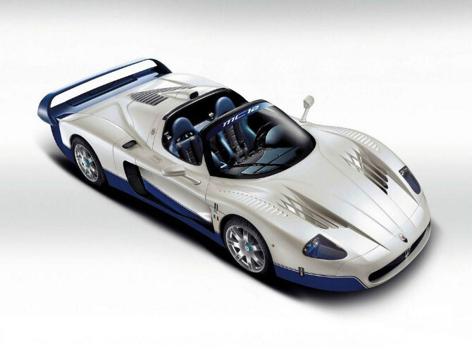 MaseratiMC12。玛莎拉蒂MC12是一款中置引擎超级跑车，亮相于2004年的日内瓦车展。 http://baike.baidu.com/view/702921.htm