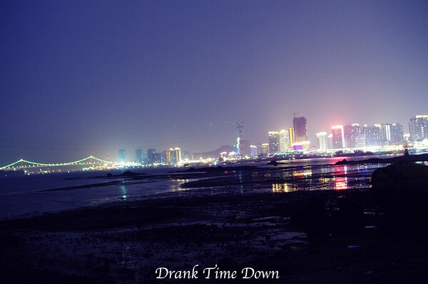 阳台的无敌海景＋厦门本岛的夜景 视野很广，最远能看见海沧大桥，＋厦门大桥＋杏林大桥＋集美大桥。 都是很繁华的地段，包括国际油轮码头和热闹非凡的海湾公园。 夏天的晚上在海边的阳台喝酒聊天，吃田螺，何其爽！！！！