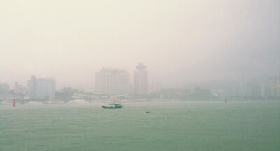 岛上还在下雨