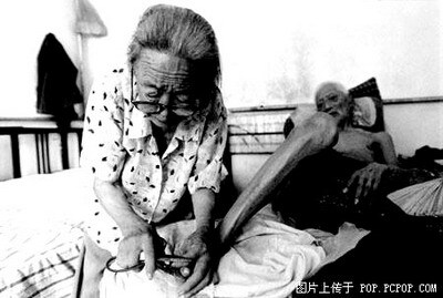 43.娘给爹擦洗了全身，又给他剪脚趾甲。