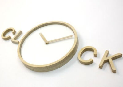 英国设计师 John Green的这款木钟，是以字母“O”为面，外圈及其他几个字母全是用一些木材的边角料，表芯是亚克力材料，经过CNC电脑锣切割出所需的形状。这样的创意作品，也是呼吁人们爱护地球资源，尽可能全面地运…
