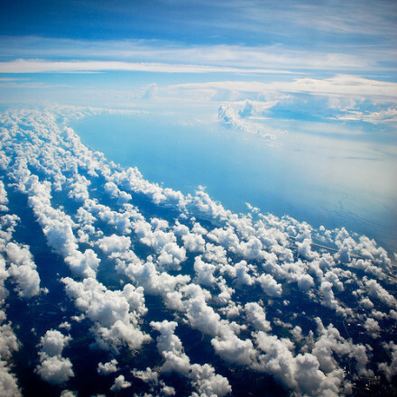 蔚蓝的色调，辽远的背景，高空5000m的云端。