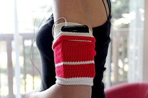 用那种女人的护腿，或者袜子一边剪掉，套胳膊上跑步的时候放手机听歌，不用担心晃来晃去（注意：是剪掉袜子封口的那边）