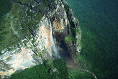 还记得飞屋环游记里的老爷爷那张照片里的景色吗，那瀑布真的有原型哦，委内瑞拉的天使瀑布-Salto Angel 世界上落差最大的瀑布