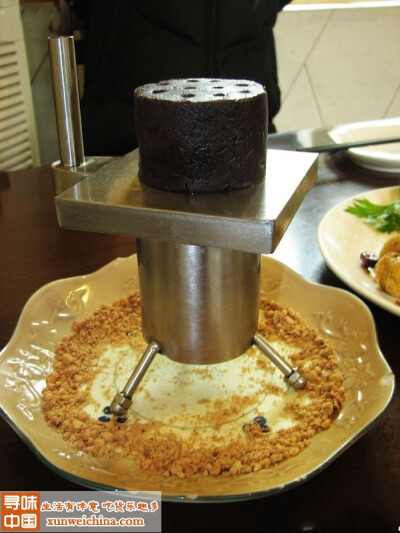 @大贵 的#蜂窝煤# ：蜂窝煤很有特色的，好像是用黑糯米之类的做的，沾上旁边的花生脆，绵软中还带着花生的清脆，真是别有一番风味。