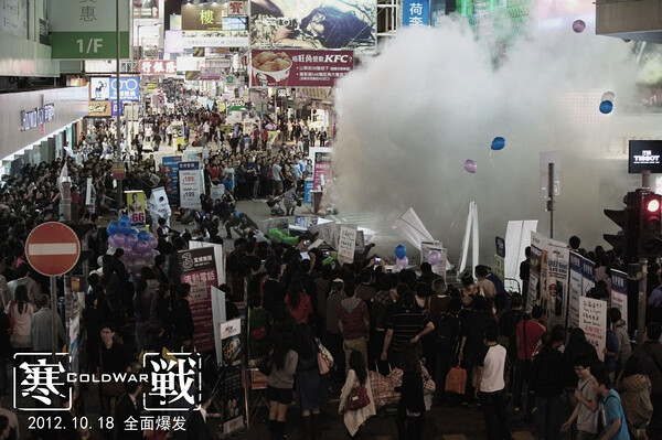 《寒战》午夜的警队，报案中心接到匿名电话，一辆前线冲锋车被胁持。车内五位警员及武器装备成为贼人谈判筹码。事件惊动警队，不知是巧合还是意外，冲锋车内其中被劫持的警员，竟为 现任行动副处长李文彬独子（彭于晏 饰）。 适逢警队一哥外访未返，下任处长选举的两大热门：李文彬（梁家辉 饰）﹞与年轻的警长刘杰辉（郭富城 饰）都开始大施拳脚。