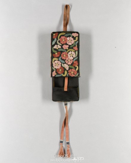 堆绫朵花纹活计，12.7x8.3cm，大都会藏。黑缎地上用堆绫的制作出散落的花朵，针脚细腻，配色明快可爱。活计为抽拉方式，可能用于装眼镜。用红色（褪色了）的绞编绦穿系。清代对于腰带和绦子颜色有明确规定，皇帝明黄，宗室金黄，觉罗红，民公大臣蓝或石青。对比看故宫藏宫中活计，正是黄色绦为主。