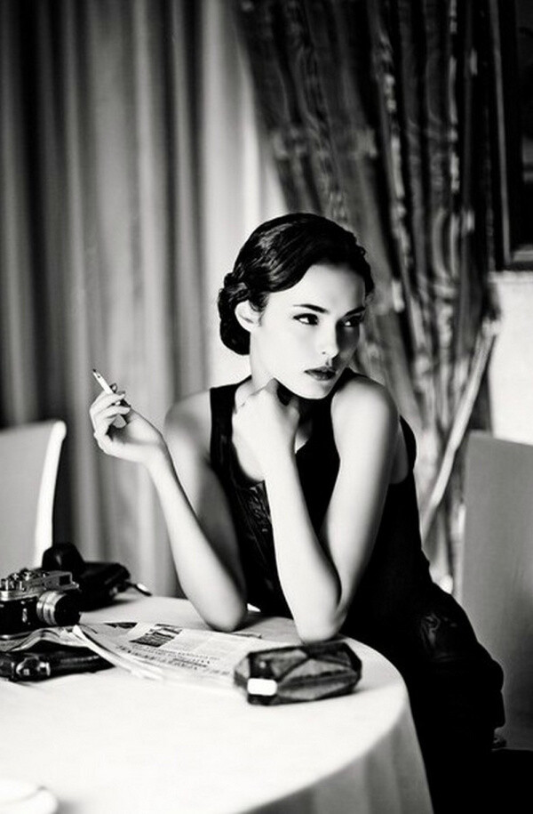 Nikola Borissov复古黑白 摄影师Nikola Borissov像 保加利亚摄影师Nikola Borissov（尼古拉·波里萨夫）的理想是把女性永恒的美展现到世间，他的摄影作品受到电影（费里尼，布努艾尔，安东尼奥尼，文德斯）、符号学、文学和哲学（尼采，萨特，赫胥黎）的影响，并一直致力于把图像故事中不同元素的美融入时尚摄影当中。他目前居住在米兰和索非亚，并定期与一些主要的时尚杂志合作。