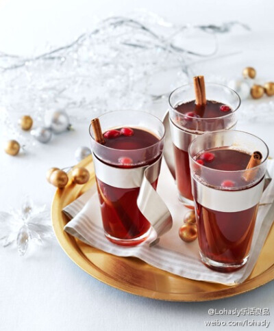 你有喝过加入了热红酒（Gluehwein，北欧人圣诞节的饮料）的红茶嘛？混合了大吉岭红茶、红酒、肉桂棒、红糖、豆蔻、水果。特别适合阴冷的秋冬，把家里没喝完的红酒利用起来吧！ 如果你觉得热红酒太甜，不够劲爆，还可…