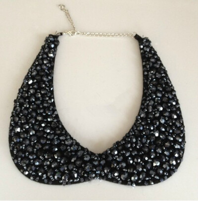 假领子是秋冬一大亮点，为脖子增添几分姿色