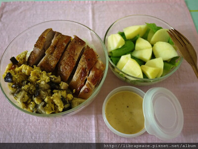 香煎雞腿排，菇菇起士炒蛋，蘋果萵苣沙拉