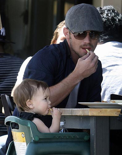 凯姆·吉甘戴）帅男人一枚，特别是当了爹地以后抱着娃出街，完全被秒杀