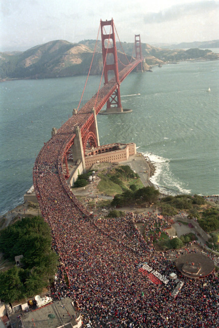 1987年5月24日，美国旧金山金门大桥开通50周年之日，近80万人涌上大桥参加庆祝活动。